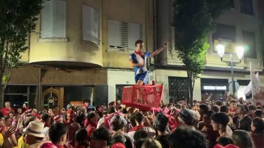 Un joven se sube a un carro de supermercado en la bajada de los toros en Tudela