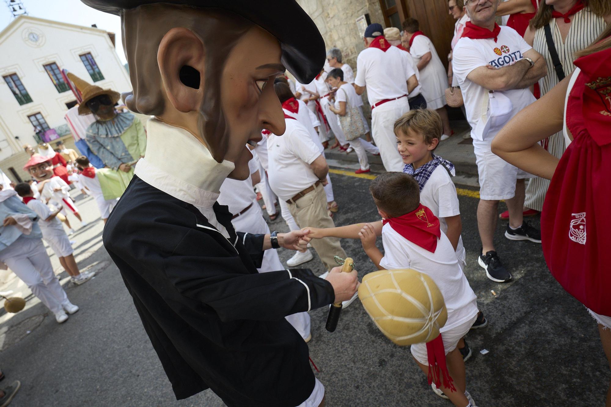 Fotos del chupinazo de fiestas de Aoiz 2025