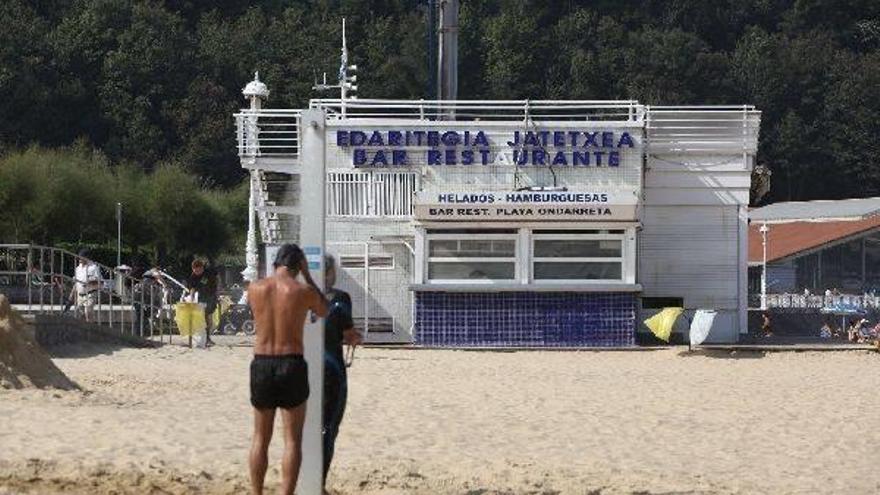 Azti-Tecnalia achaca al bar de Ondarreta  la presencia masiva de piedras en la playa