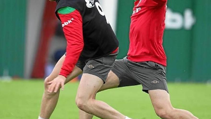 Gaizka Toquero pugna con Borja Ekiza por un balón durante el entrenamiento de ayer.