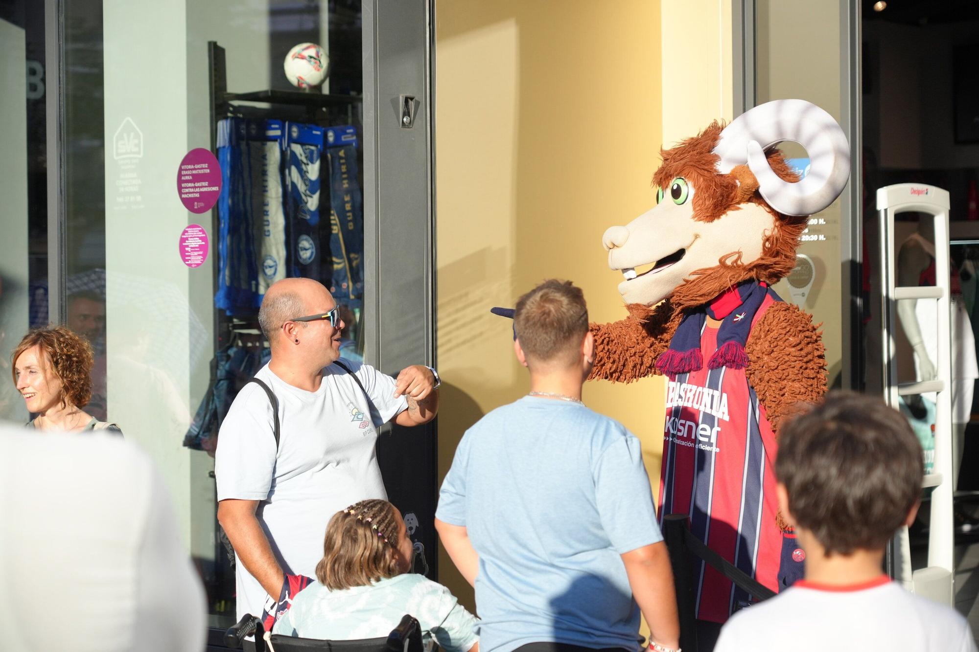 En imágenes: El Baskonia se da un baño de masas en la firma de autógrafos