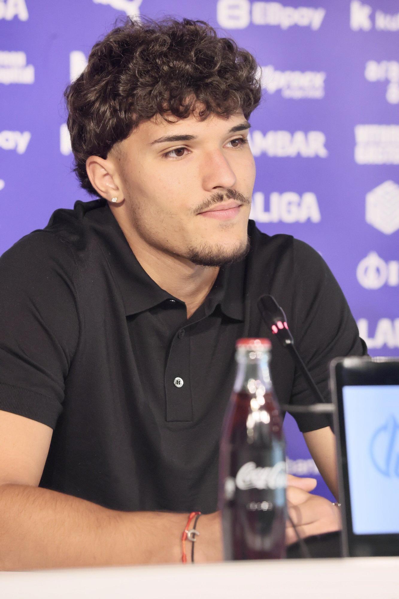 En imágenes: La presentación de Youssef Enríquez como jugador del Alavés