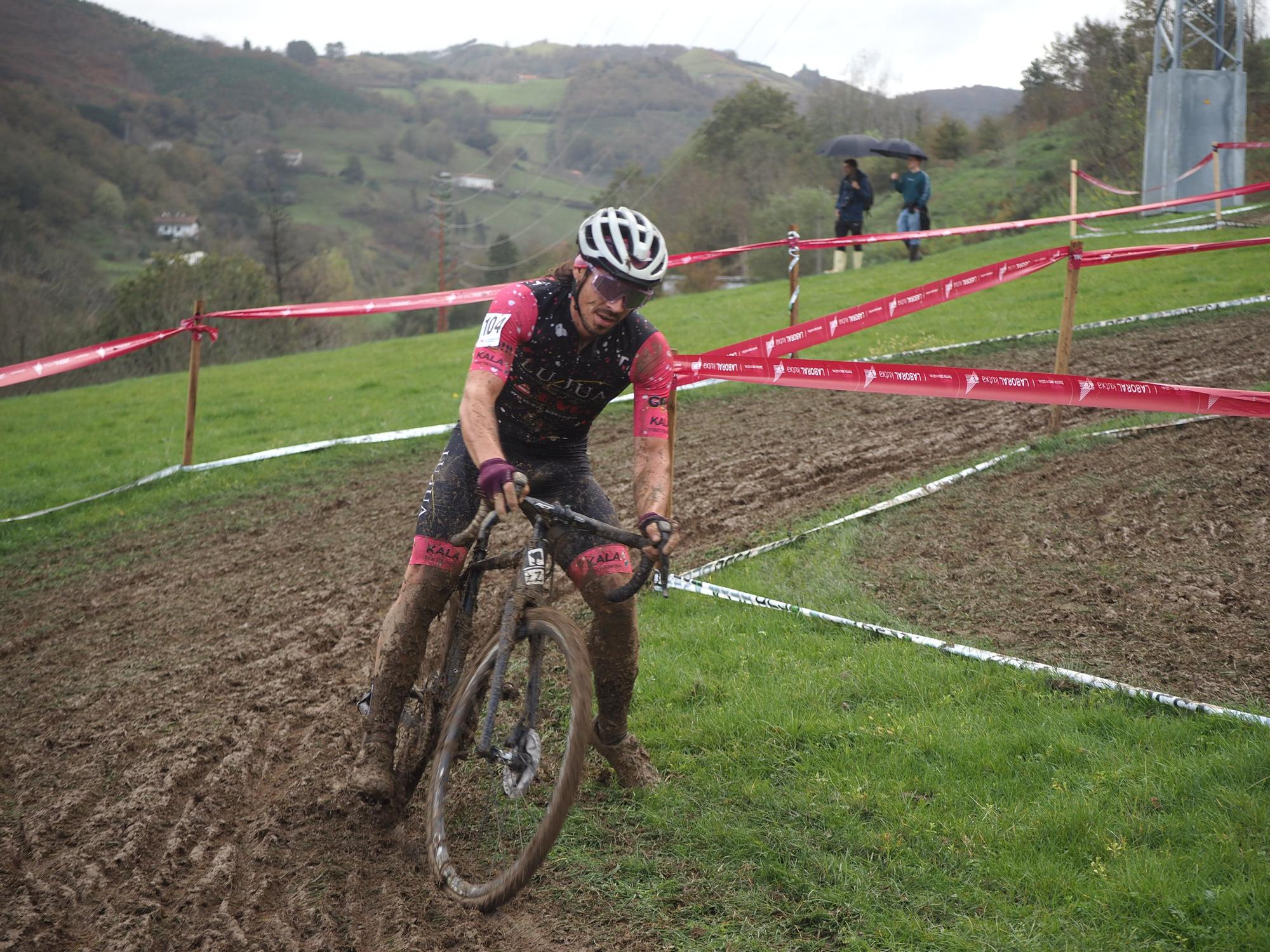 El barro se sumó al espectáculo de ciclocross en Elgoibar