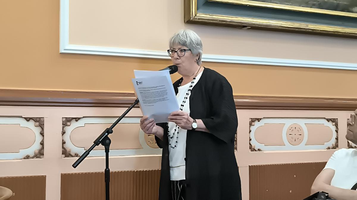 Pilar Garaialde, representante de Egiari Zor Fundazioa, explicando la moción para la retirada de honores y condecoraciones a Melitón Manzanas / Unai Macias Pilar Garaialde, representante de Egiari Zor Fundazioa, explicando la moción para la retirada de honores y condecoraciones a Melitón Manzanas / Unai Macias