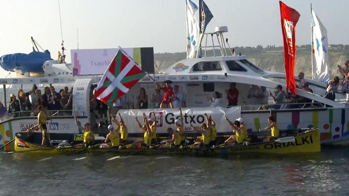 La tripulación de Orio celebra la victoria en la bandera de Getxo en la Liga Eusko Label