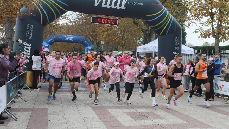 La marea rosa une fuerzas en Vitoria contra el cáncer de mama