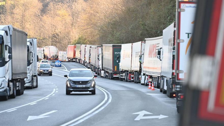 La patronal de transportistas denuncia el "secuestro" de 40.000 camiones por las protestas