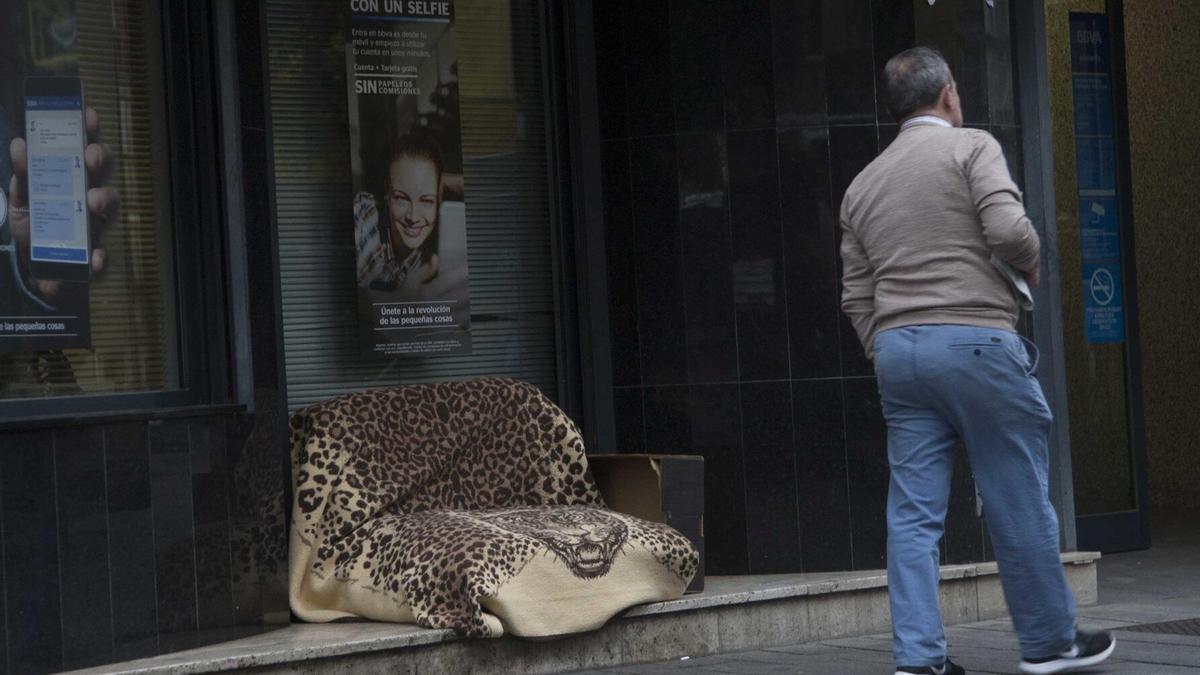 Lugar donde duerme una persona en la calle.