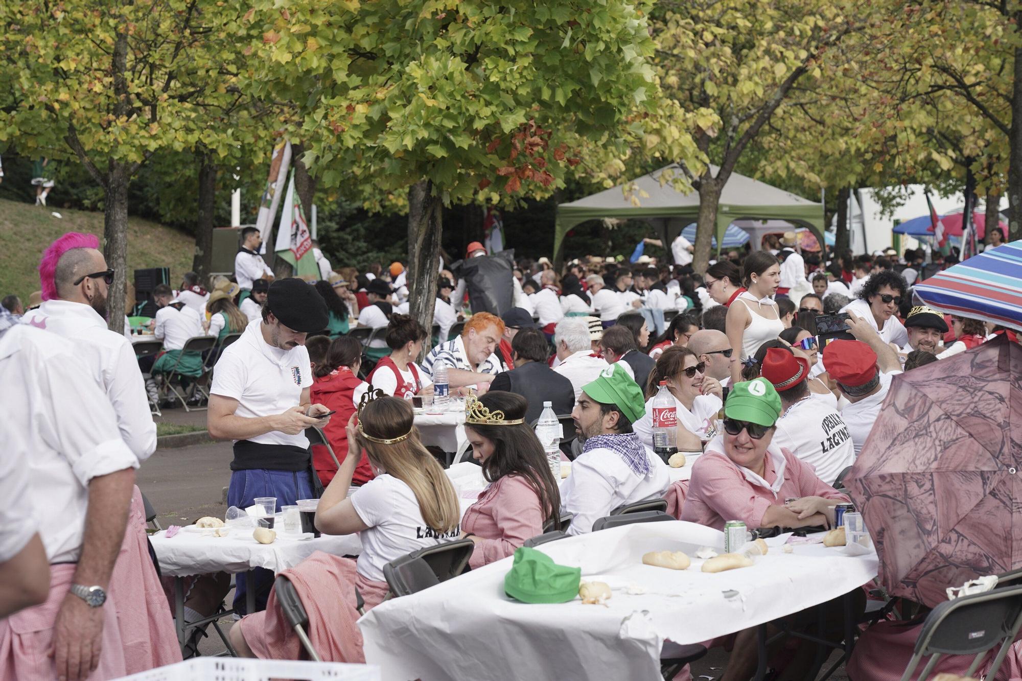 Más de 3.600 personas en la comida de cuadrillas de Basauri: “Es es indescriptible, se nos está yendo de las manos”