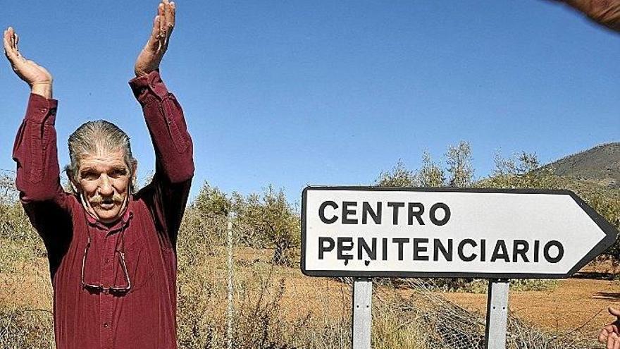 Miguel Montes Neiro saluda a la salida de prisión, punto y final de la incansable lucha de su familia para lograr su puesta en libertad.