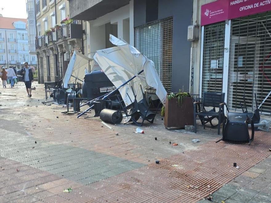 El mobiliario de la terraza de un bar de Siervas de Jesús ha quedado dañado