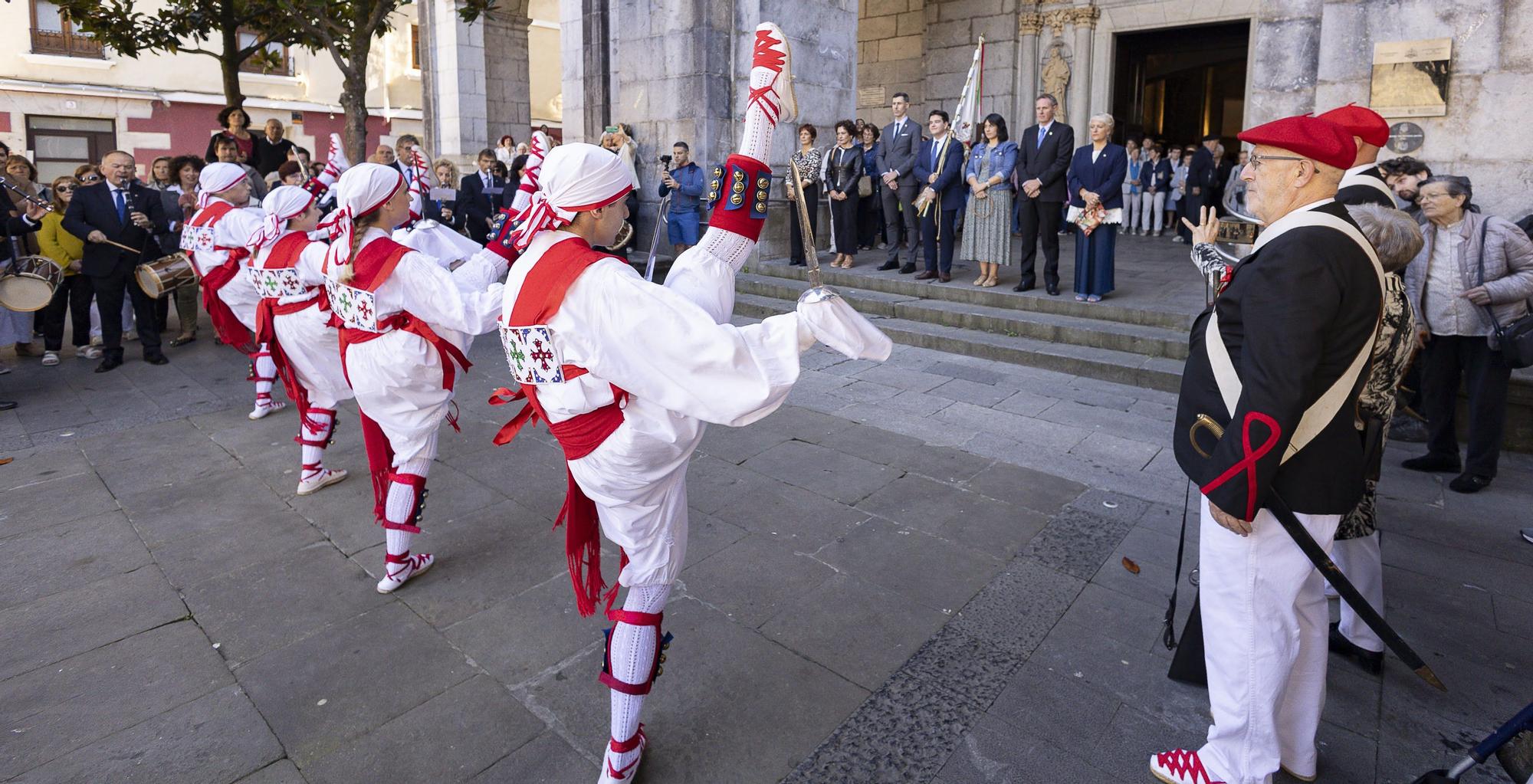 Elgoibar baila al ritmo de las espadas de la celebración de la Virgen del Rosario