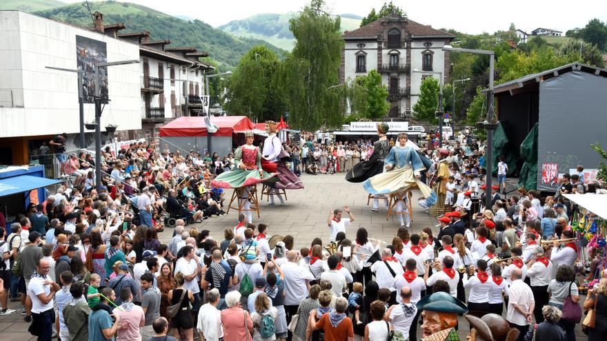 Bailes gigantes en Elizondo
