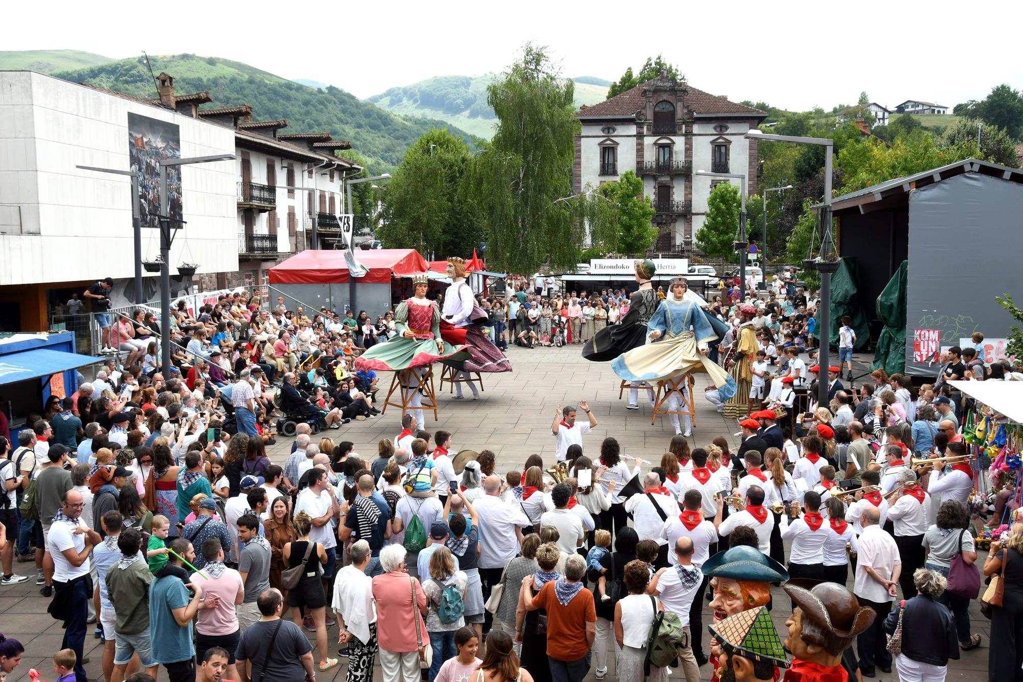 Elizondo celebra su día grande con bailes de gigantes y mutildantzak