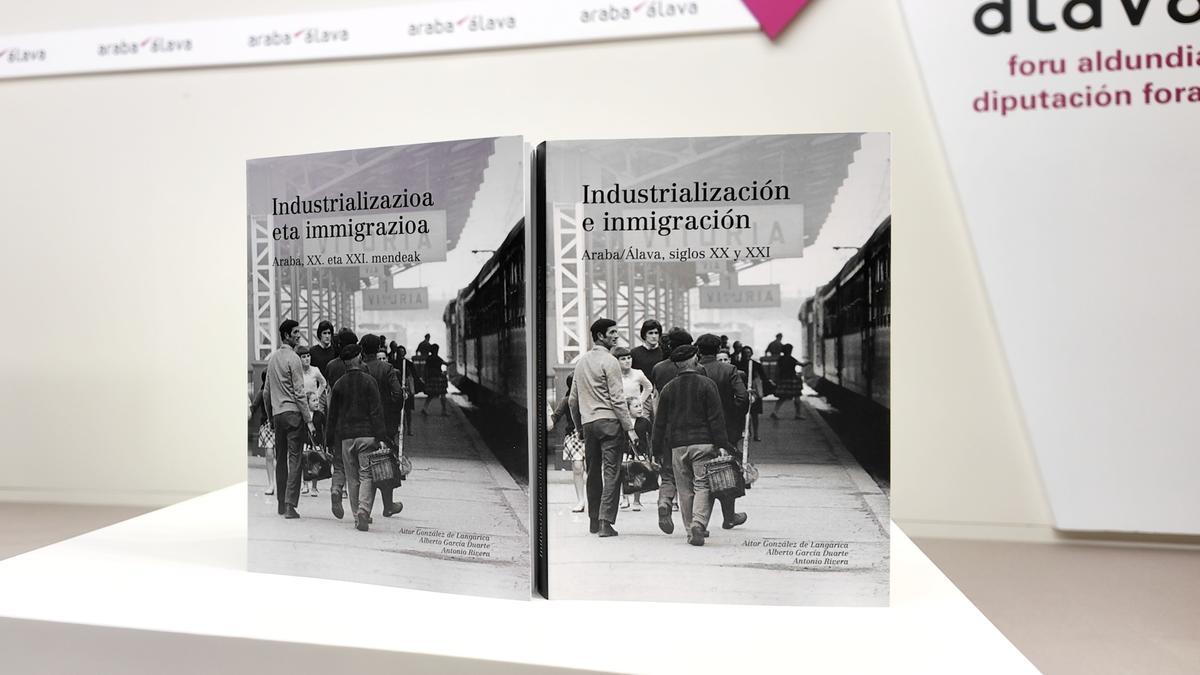 Dos ejemplares del libro presentado hoy en Vitoria.