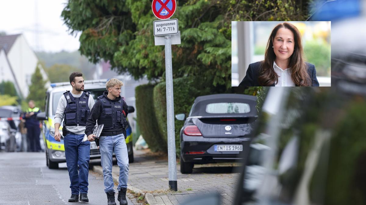 Varios policías en los alrededores de la casa de la alcaldesa apuñalada. A la derecha, una imagen de Iris Stalzer.