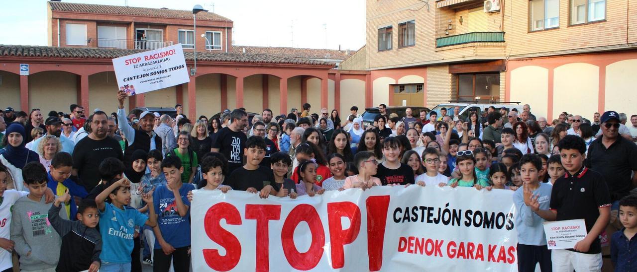 Concentración en Castejón contra el racismo en la localidad