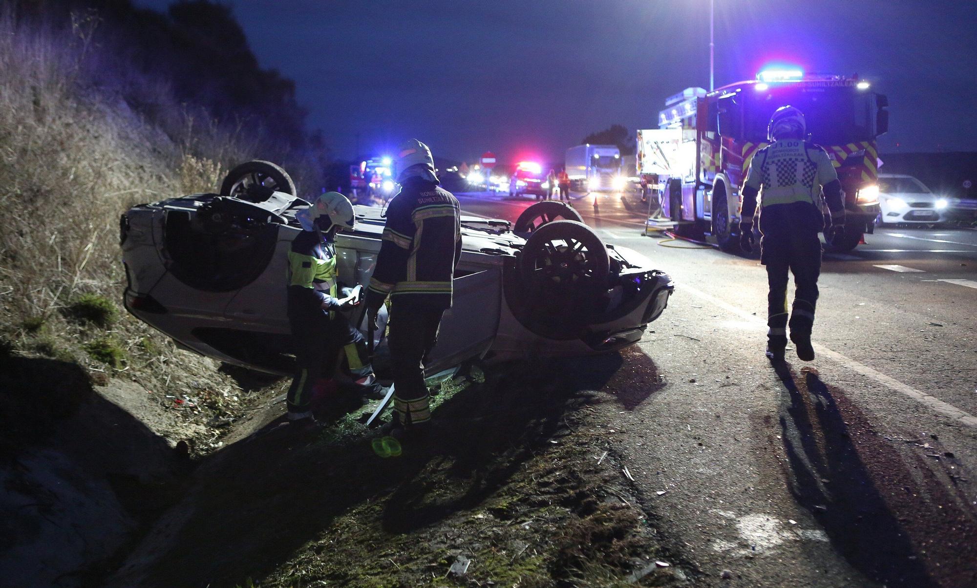 Fotos del accidente en la A-15 en Esquíroz con cuatro heridos, dos menores