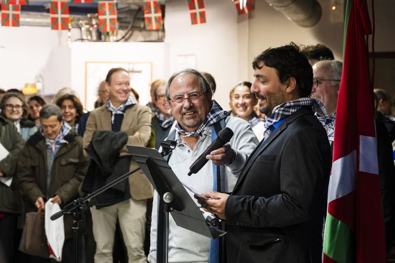 El Lehendakari Imanol Pradales y la vicelehendakari primera y consejera de Política Lingüística, Ibone Bengoetxea, se reunen con la diáspora en la Eskual Etxea de París