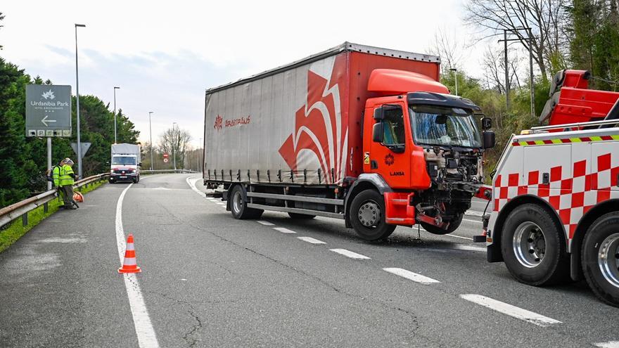 Fallece el conductor de 51 años de un turismo al colisionar con un camión en la GI-636 en Irun