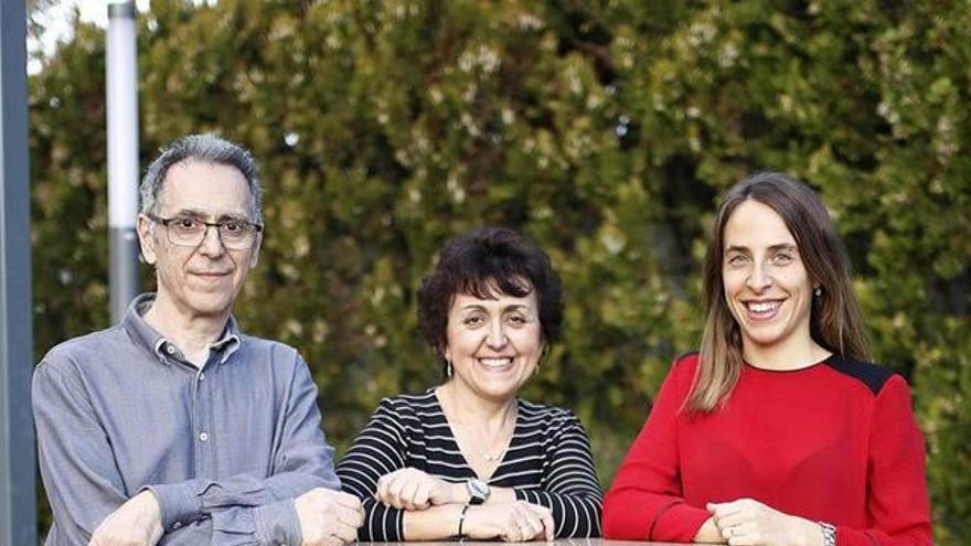 Roberto Martínez, María Isabel Úbeda y Amalia Ayechu, en el exterior del Colegio de Médicos de Pamplona.