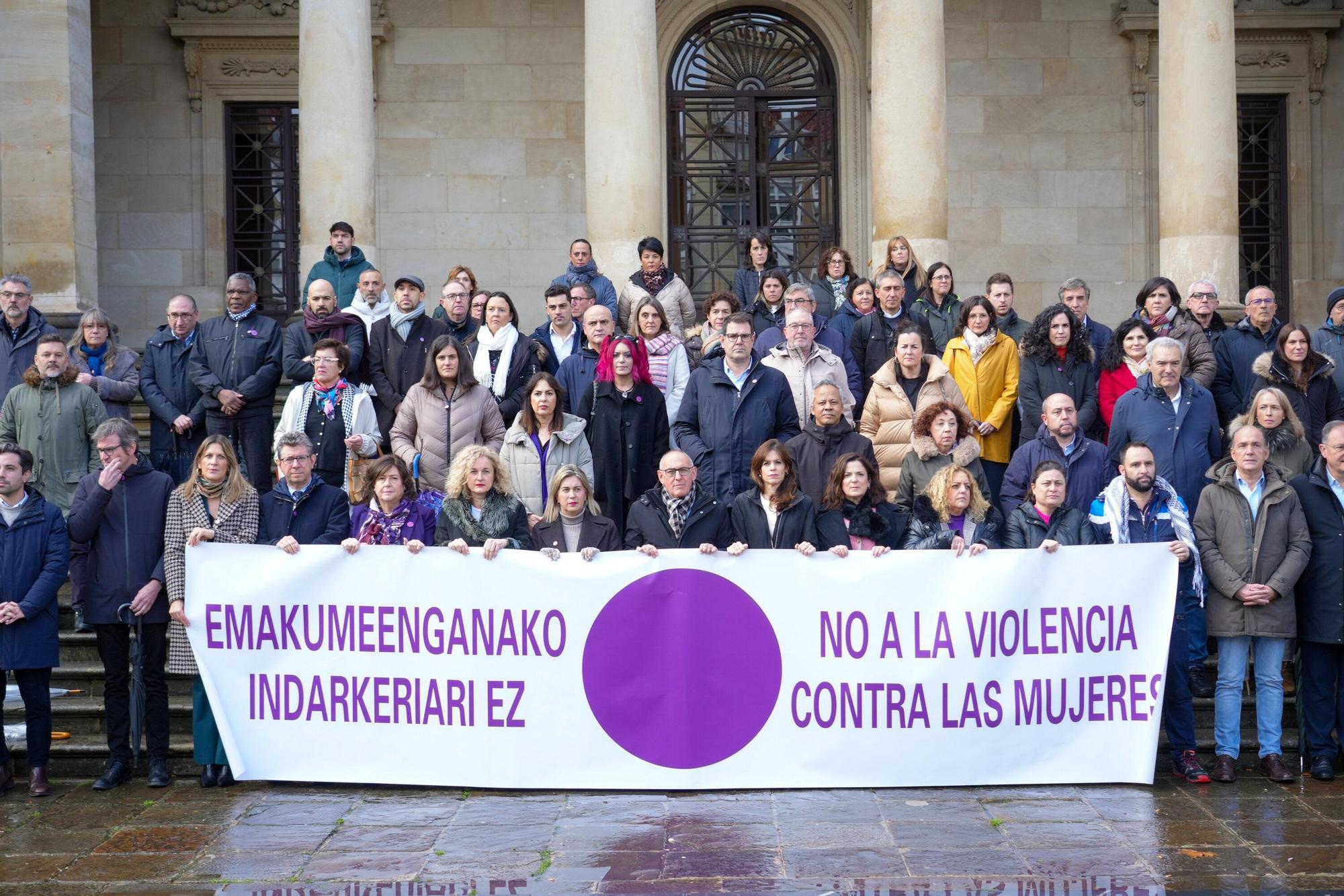 En imágenes: Concentración institucional en la Plaza de la Provincia por el 25N