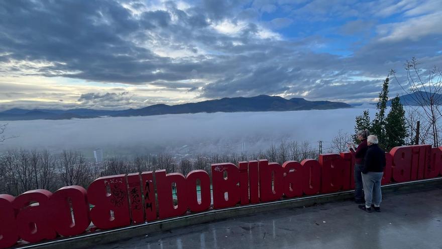 La niebla obliga a desviar seis vuelos en el aeropuerto de Bilbao