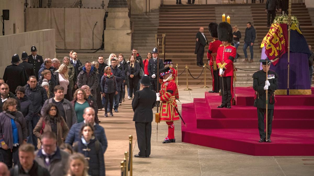 Las últimas personas que pasaron por la capilla ardiente.