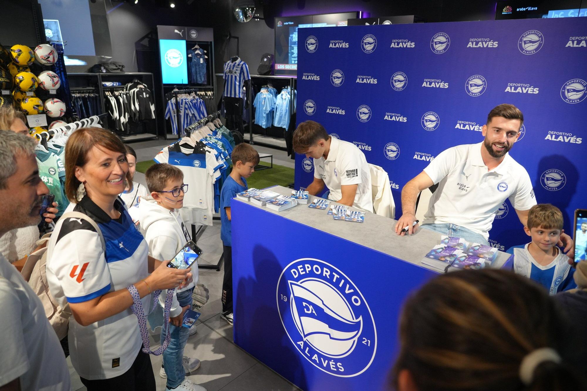 En imágenes: Firma de autógrafos para desbordar Vitoria-Gasteiz de ilusión albiazul