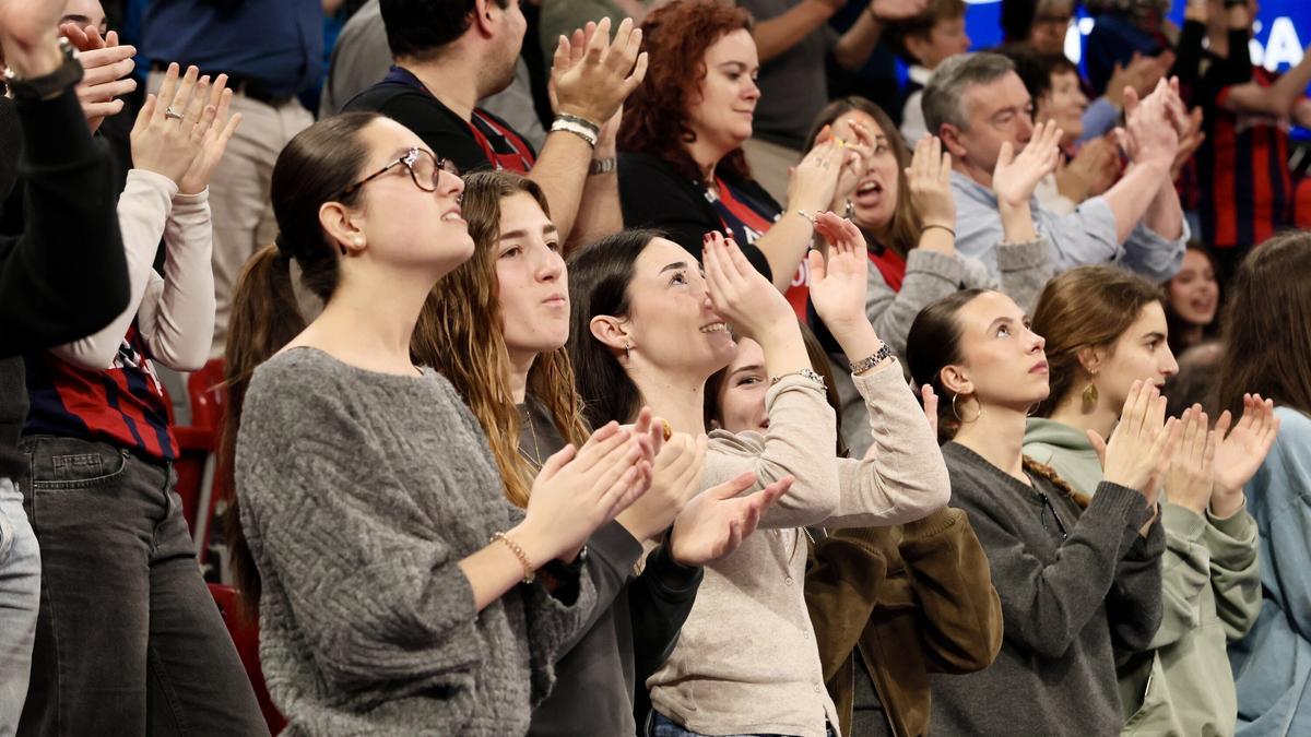 ¡Búscate en las gradas del Kosner Baskonia - Paris Basketball!