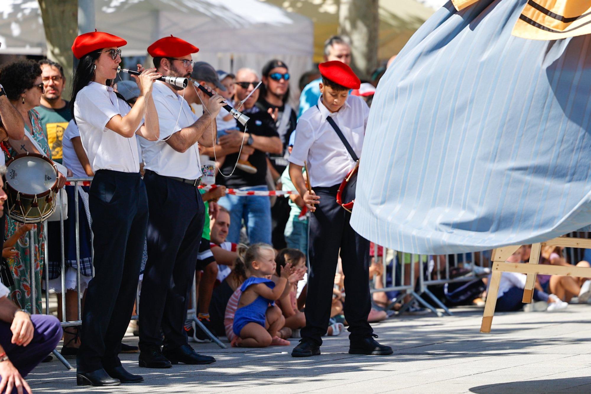 Gigantes, gaiteros y grupo de danzas Idoskia en Villava-Atarrabia