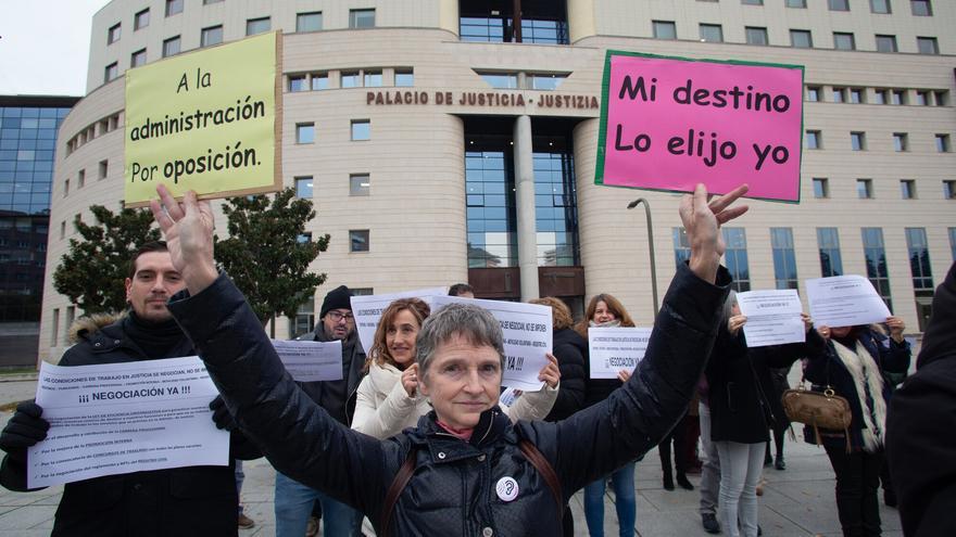 El personal de Justicia en Navarra se concentra para reclamar la negociación de la Ley de Eficiencia Organizativa