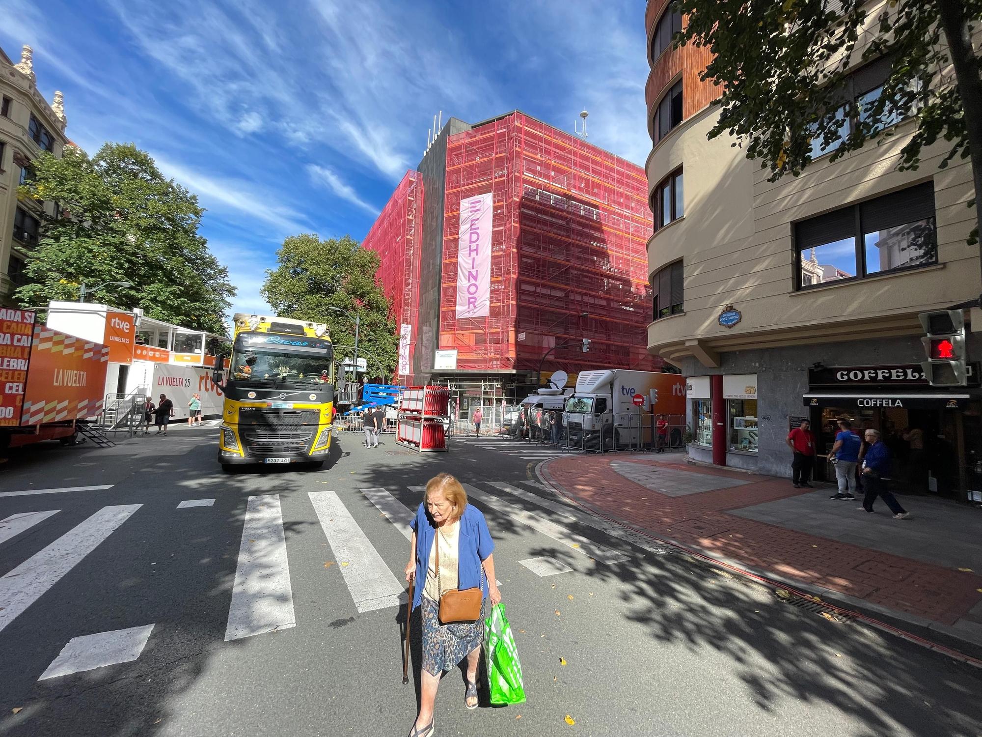 La Vuelta llega a Bizkaia: las imágenes del montaje en Bilbao
