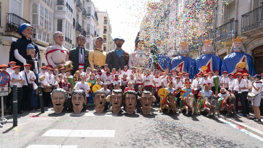 La comparsa de gigantes y cabezudos y Txaro Iturralde, Celedones de Oro 2025