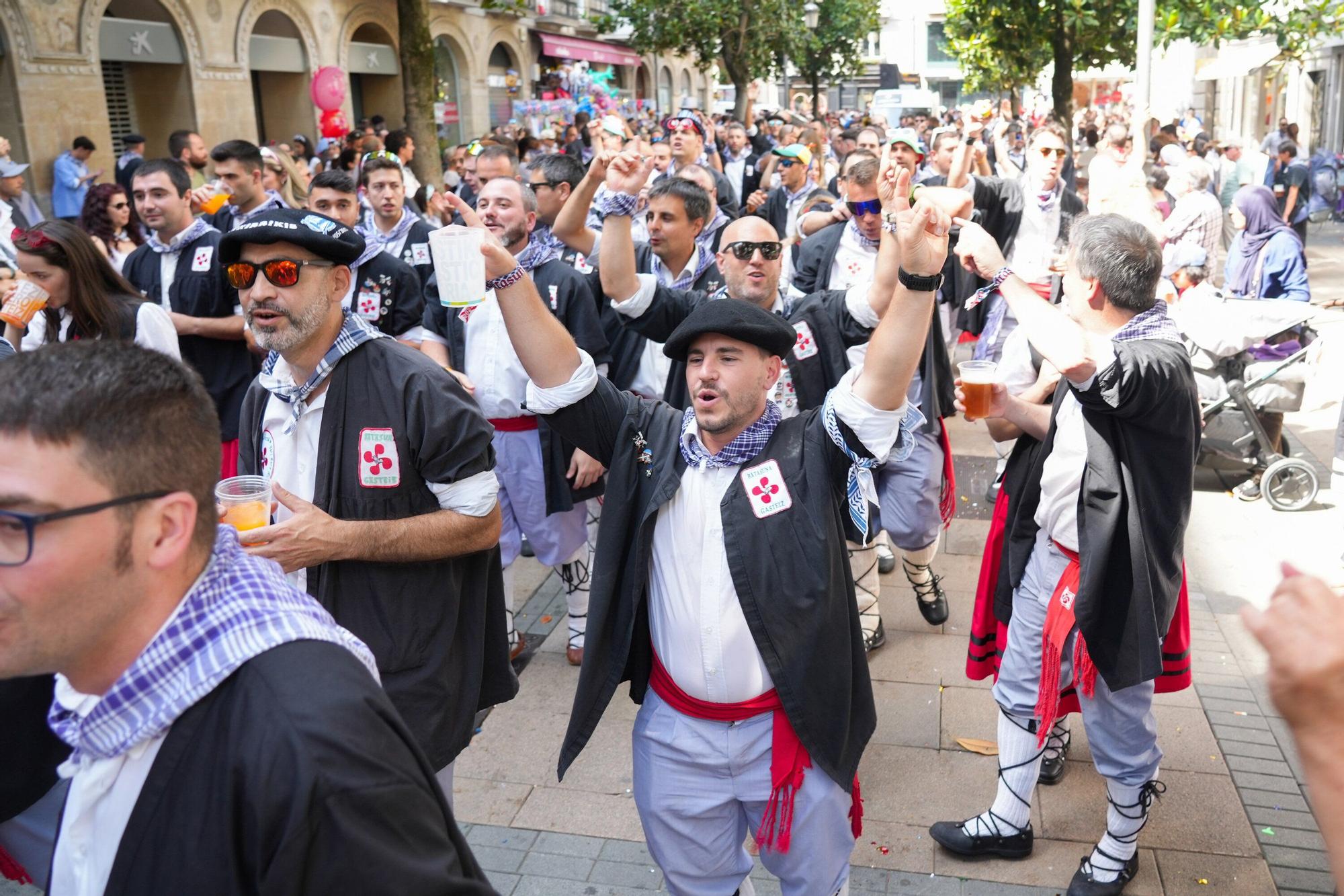En imágenes: Blusas y neskas desfilan en el primer paseíllo