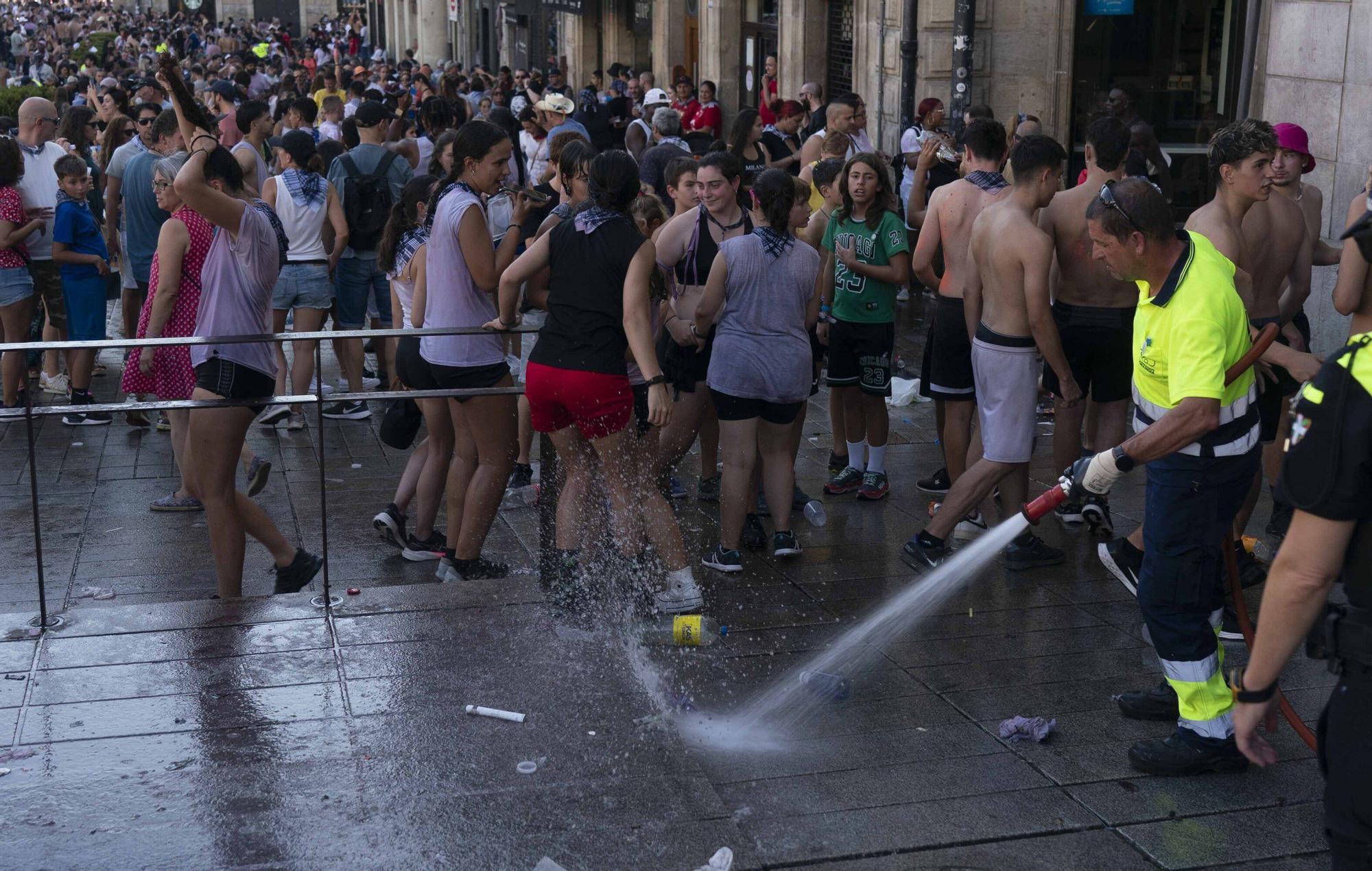 En imágenes: Los servicios de limpieza retiran la basura del txupinazo