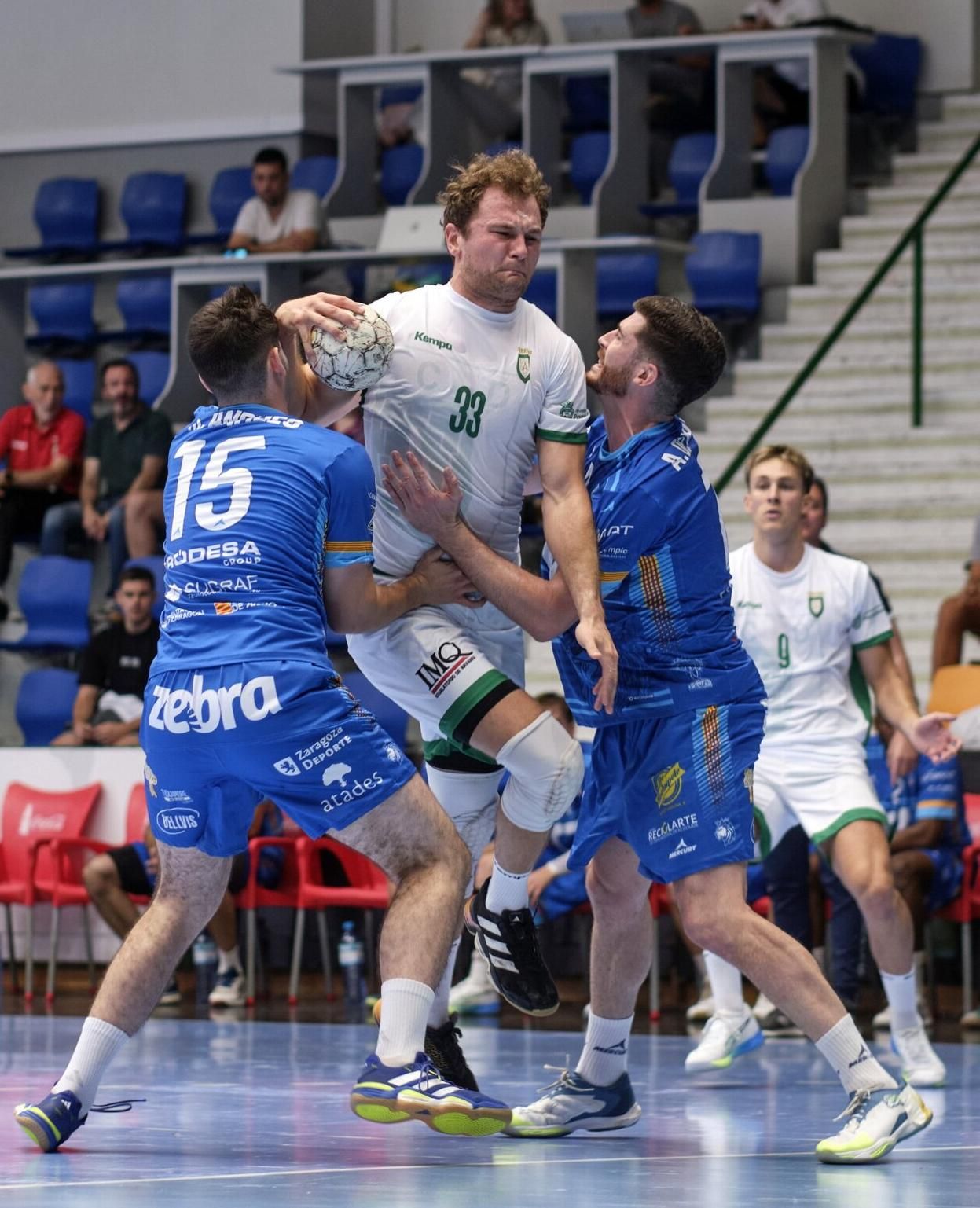 El capitán, Oleg Kisselev, defendido por Marcos Andrés Ara (i) y Álvaro del Valle.