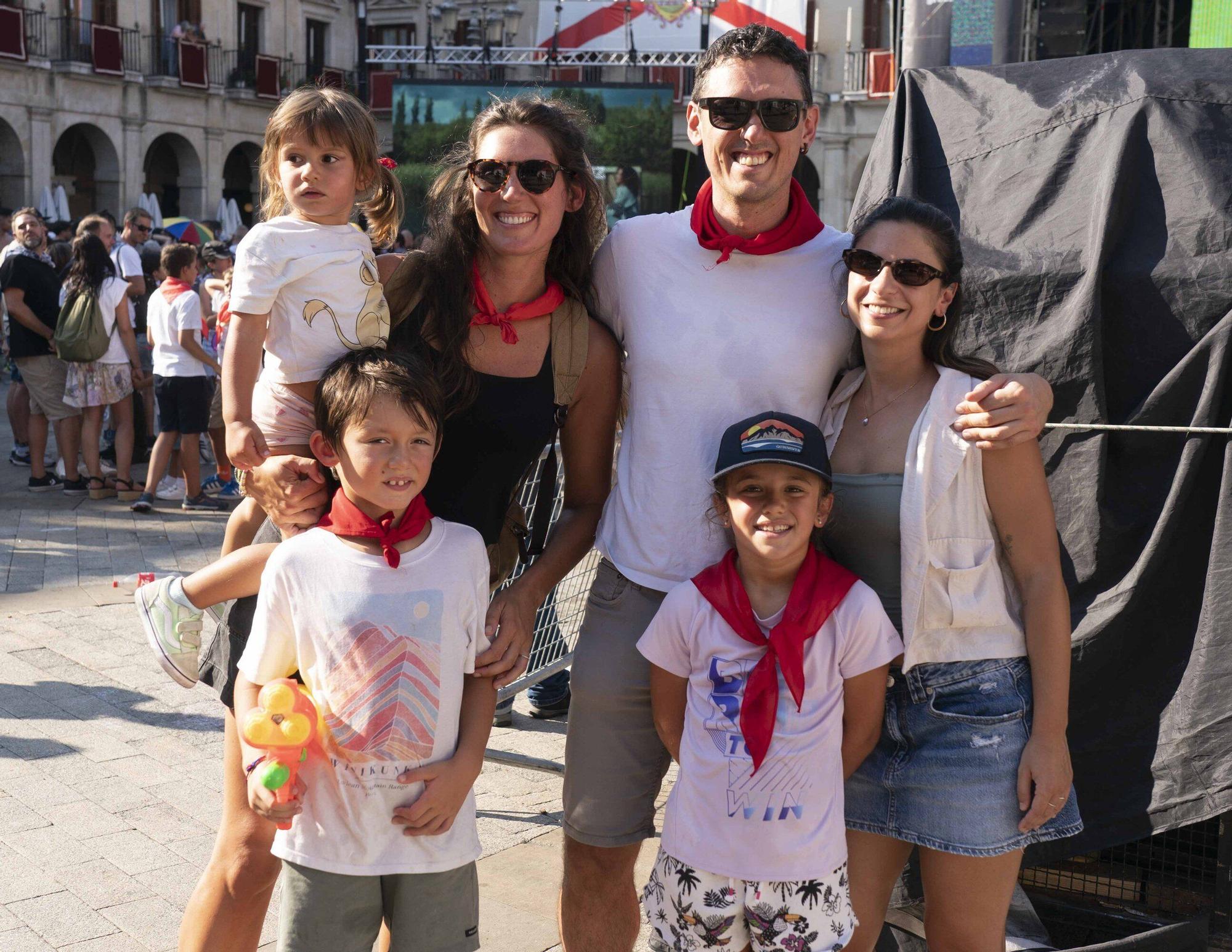 Amaia, Aitor y Raquel con Noa, Unai e Irati.