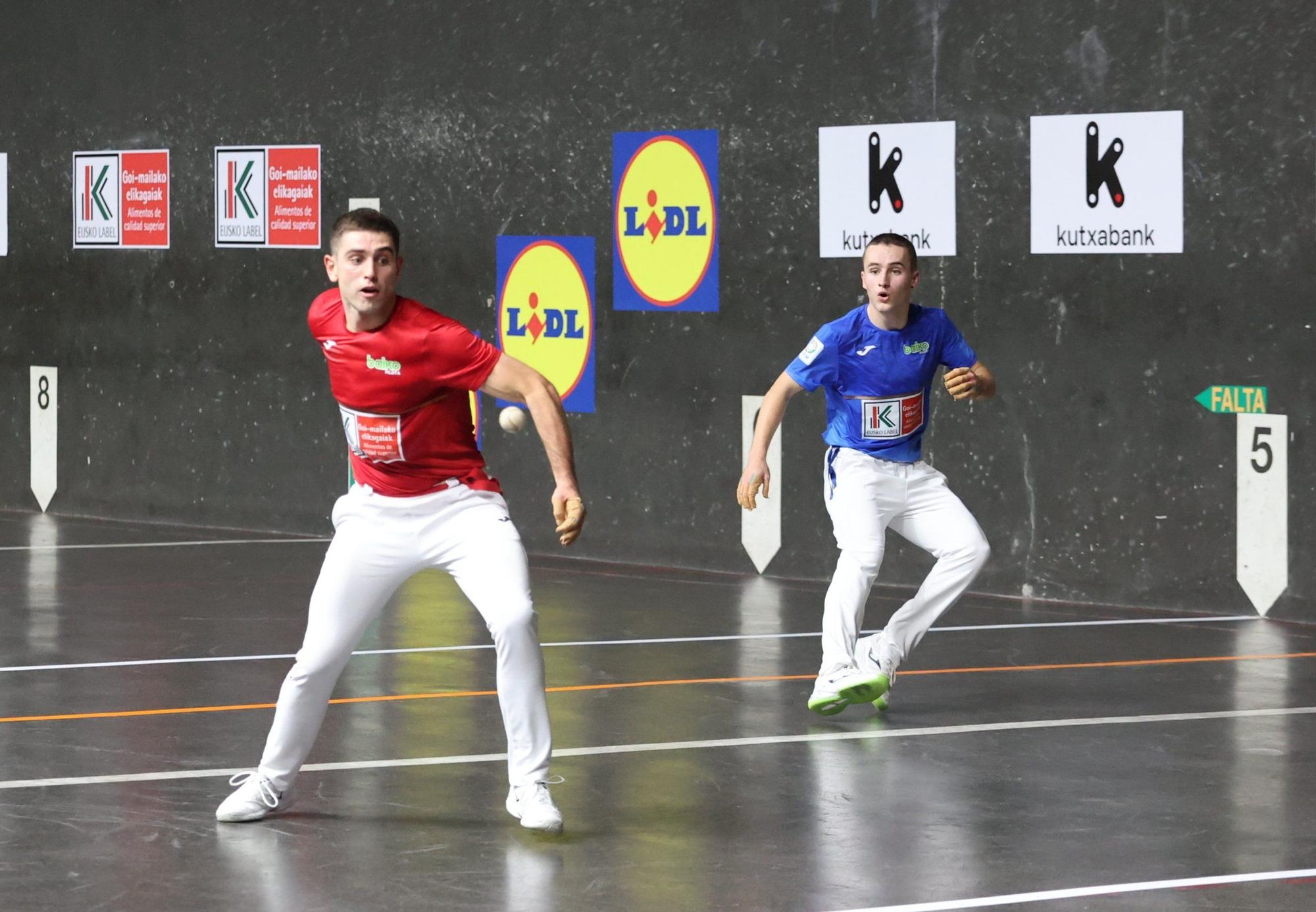 Beñat Senar, campeón del Cuatro y Medio Serie B después de derrotar a Unai Amiano en el frontón Uranzu de Irun.