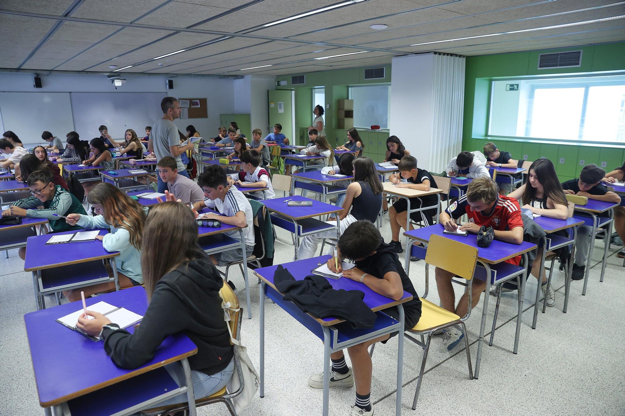 Inicio de curso de secundaria en la ikastola San Fermín en Zizur