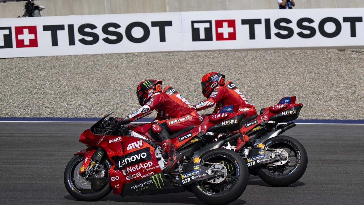 Francesco Bagnaia es superado por Marc Márquez durante el Gran Premio de Austria.