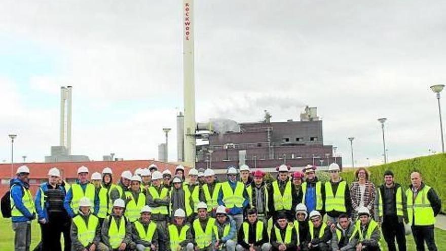 Estudiantes de albañilería, excavaciones y sondeos, en la planta Rockwool.
