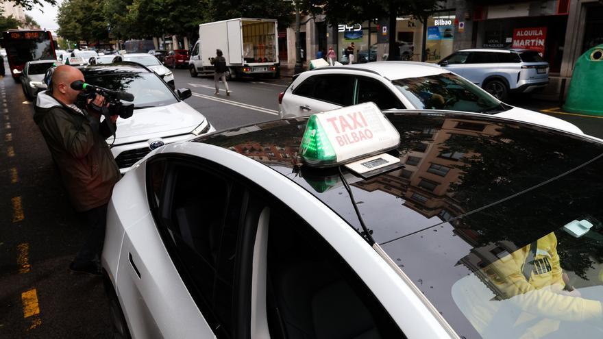 Cerca de 400 taxis vascos reclaman en Bilbao más inspecciones a Uber y Cabify
