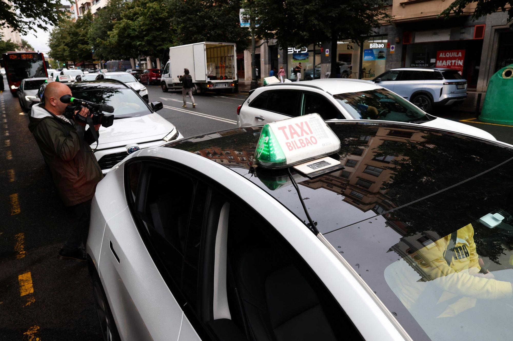 En imágenes: Taxistas reclaman en Bilbao inspecciones a Uber y Cabify