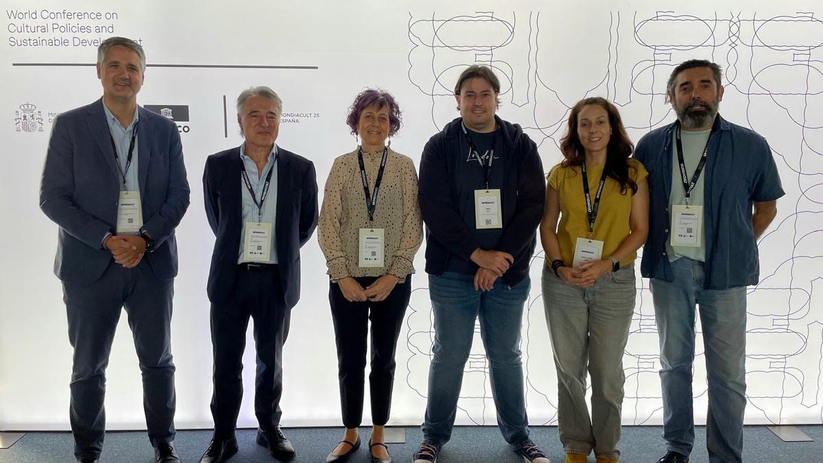 La consejera Esnaola y el director general de Cultura, Ignacio Apezteguía, junto a personas participantes en el proyecto sobre cultura, archivos e inteligencia artificial.