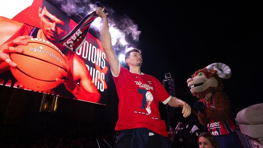 Petición de aplausos para Kurucs en el minuto 7