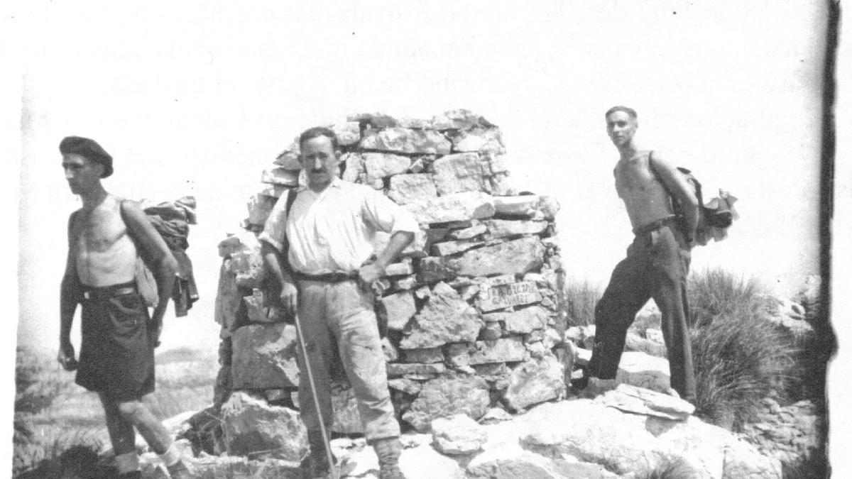 En Peña Rocías (1931), el de la izquierda, el presidente Ruperto Ormaetxea.