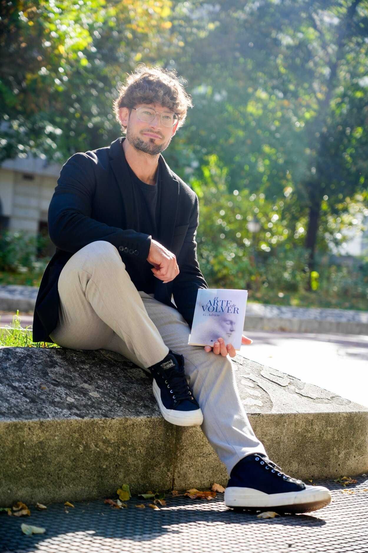 Gustavo Adrien con un ejemplar de su nuevo libro.