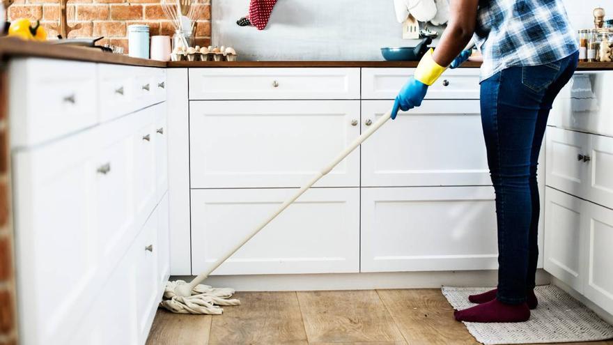 Prepara tu propio limpiador de suelos con estos tres ingredientes