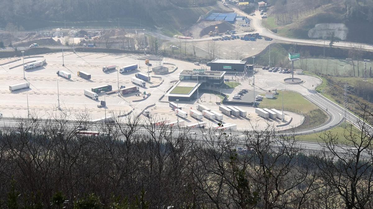 Frente al actual parking de camiones de Astigarraga (en la imagen) se construirá uno nuevo en dirección Bilbao